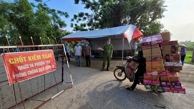 Lực lượng chức năng lập chốt kiểm soát tại xã Mão Điền, Thuận Thành (Bắc Ninh)