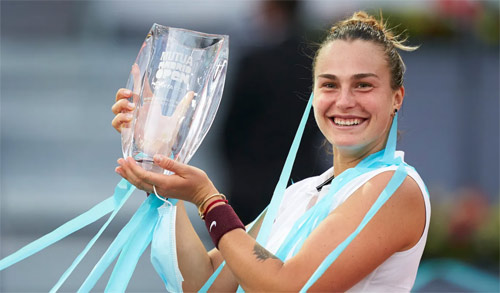 Aryna Sabalenka hạ tay vợt số 1 thế giới Ashleigh Barty để đoạt cúp vô địch giải WTA Madrid Open 2021