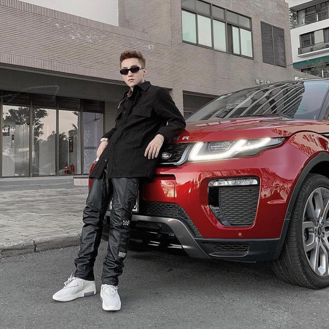 Trước đó, nam ca sĩ Sơn Tùng M-TP sử dụng chiếc Range Rover Evoque màu đỏ có giá khoảng 3 tỷ đồng.