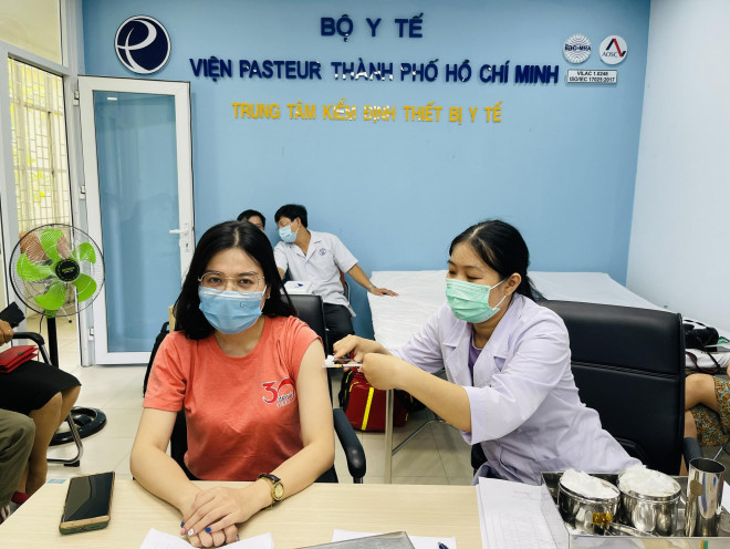 Phóng viên Báo Pháp luật TP.HCM được triển khai tiêm vaccine ngừa COVID-19. Ảnh: Kim Vân