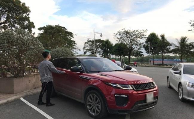 &nbsp;Trước khi sắm siêu xe mới, Sơn Tùng thường đi chiếc Range Rover Evoque màu đỏ.&nbsp;
