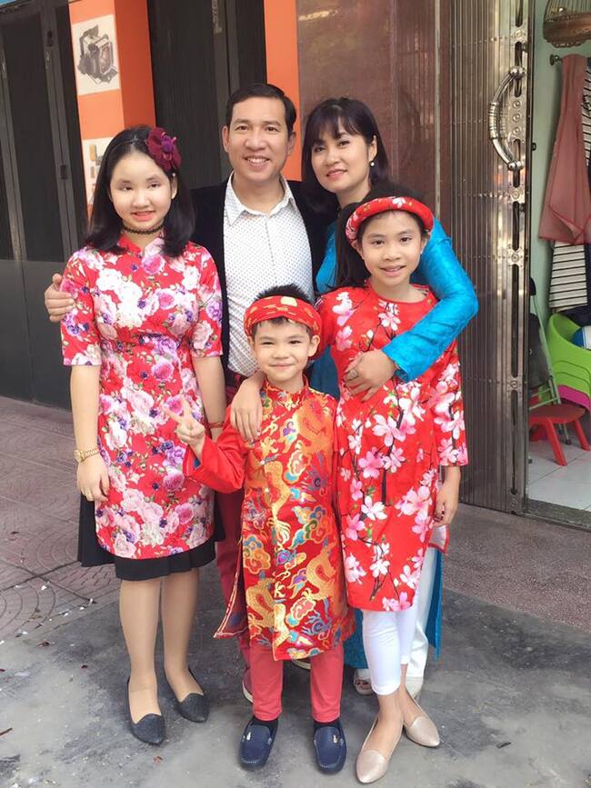 Vì điều kiện công việc, nghệ sĩ Quang Thắng thường xuyên phải xa gia đình, một mình ở Hà Nội, còn bà xã và các con ở quê nhà Hải Phòng.
