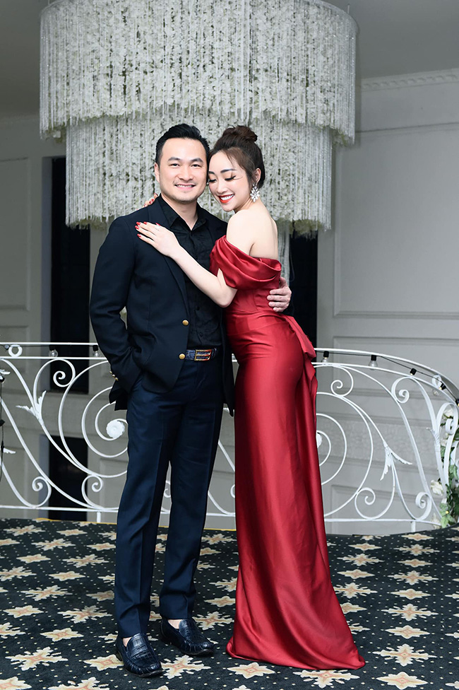 Chi Bảo - Lý Thùy Chang trải qua hai năm hẹn hò trước khi về một nhà. Cả hai có chung nhiều sở thích, quan điểm sống.
