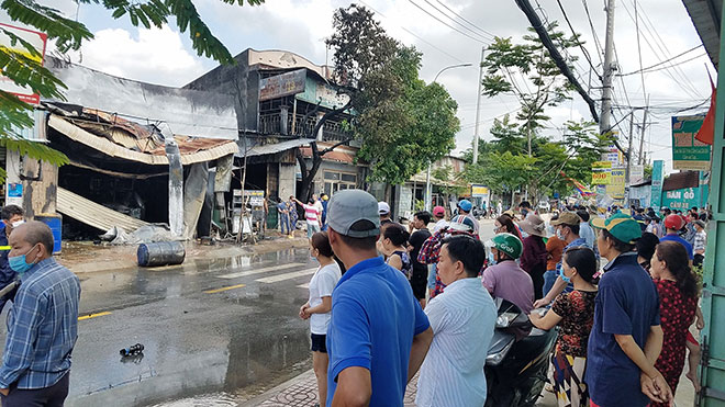 Người dân địa phương bàng hoàng vì đám cháy quá lớn kèm theo nhiều tiếng nổ.