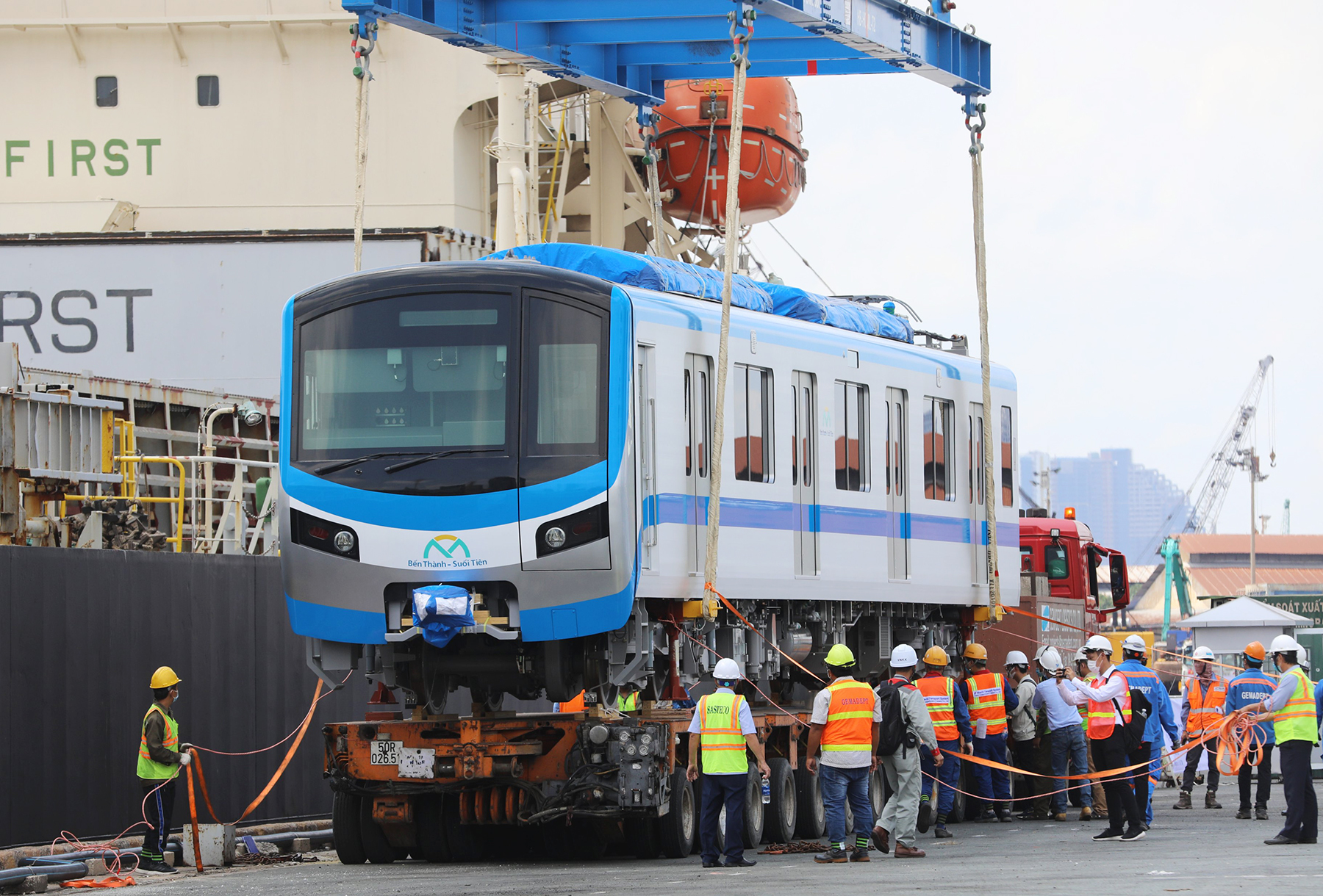 Việc đưa 6 toa về depot tương tự như đoàn tàu đầu tiên, với quãng đường dài 26km theo lộ trình: Nguyễn Tất Thành – Tôn Đức Thắng – Nguyễn Hữu Cảnh – cầu Thủ Thiêm - Nguyễn Cơ Thạch – Mai Chí Thọ - Xa lộ Hà Nội – quốc lộ 1 – đường số 400 – Hoàng Hữu Nam – đường số 11 đến depot Long Bình. Thời gian dự kiến từ cảng Khánh Hội về tới depot khoảng 3 tiếng.