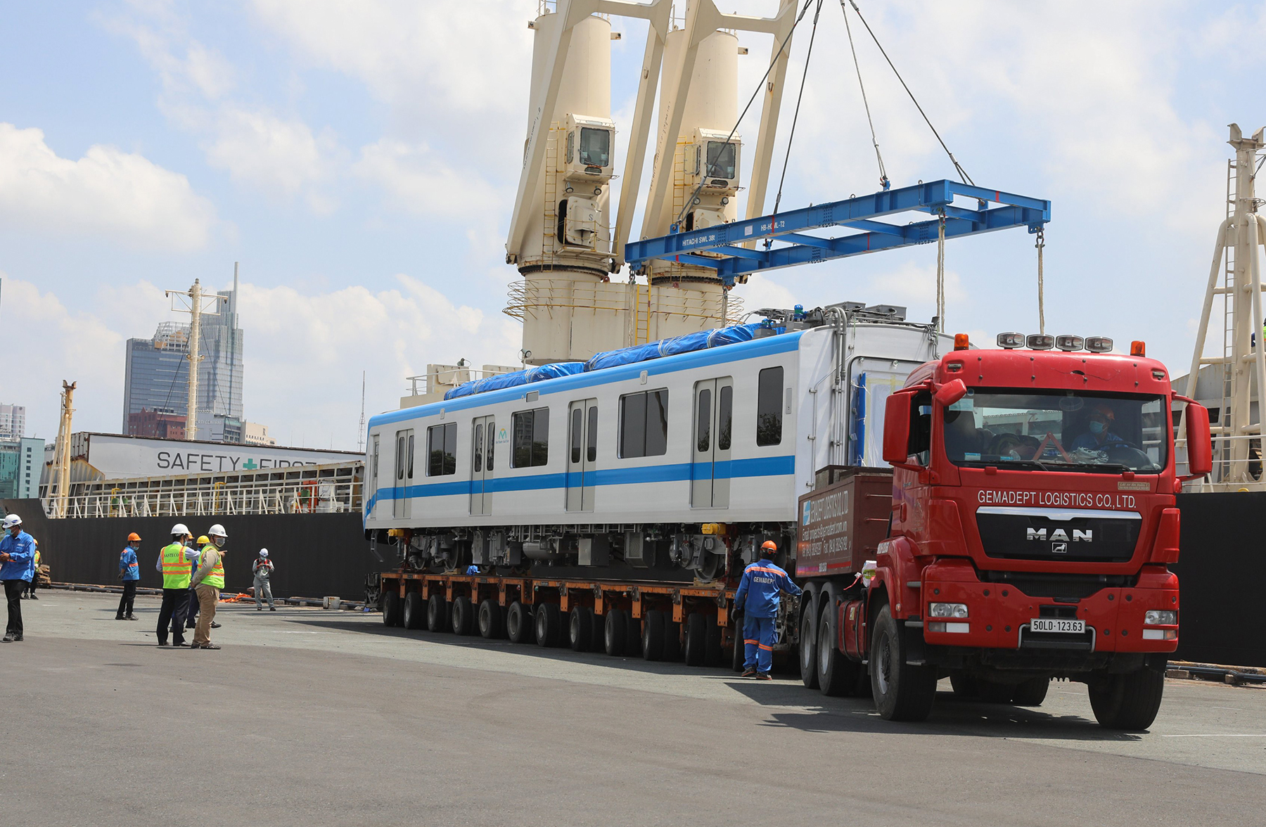 Sắp tới, TP.HCM sẽ nhập thêm 6 đoàn tàu của tuyến metro số 1. Bốn đoàn tàu tiếp theo (loại 6 toa) dự kiến được chia làm 2 lần vận chuyển trong tháng 6 và 7. Trước đó, đoàn tàu đầu tiên trong số 17 đoàn tàu của tuyến metro này đã cập cảng Khánh Hội và đưa về depot Long Bình vào tháng 10/2020.