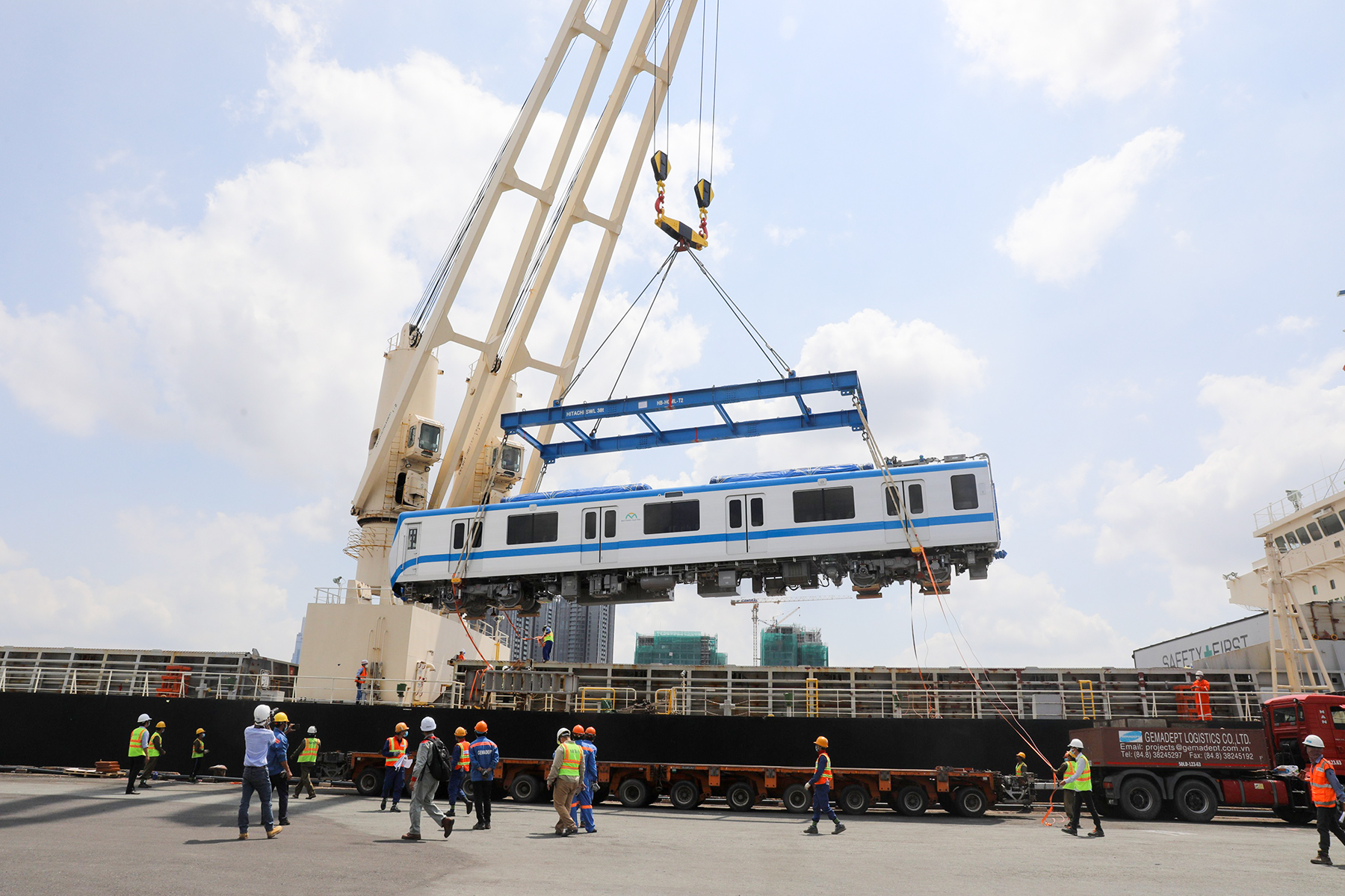 Mỗi toa tàu metro dài 21m, cao 4m được đặt trong 2 khoang tàu. Đây là đoàn tàu số 2 và 3 (loại 3 toa) trong số 17 đoàn tàu của toàn tuyến được nhập về. 10h30, toa tàu đầu tiên được cẩu tàu Kaisa dỡ xuống.