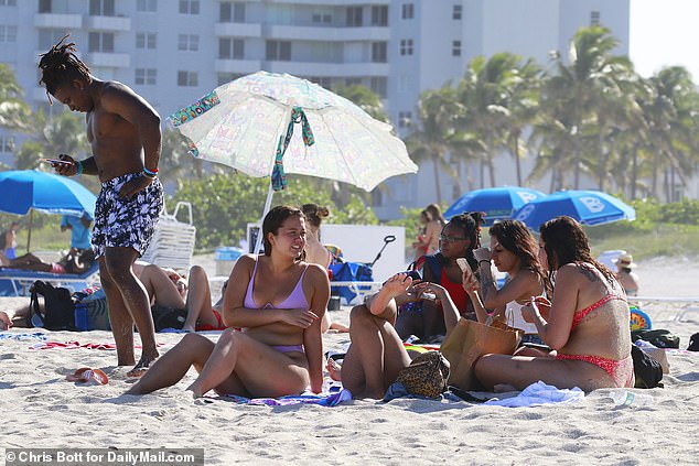 Người dân Mỹ đổ xô đến các bãi biển ở Florida.