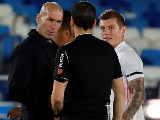 Zidane yêu cầu trọng tài chính giải thích về quả phạt đền, ngay sau khi trận đấu kết thúc