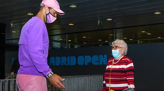 Nadal chào hỏi và chụp ảnh lưu niệm cùng bà Manuela sau trận đấu với Zverev