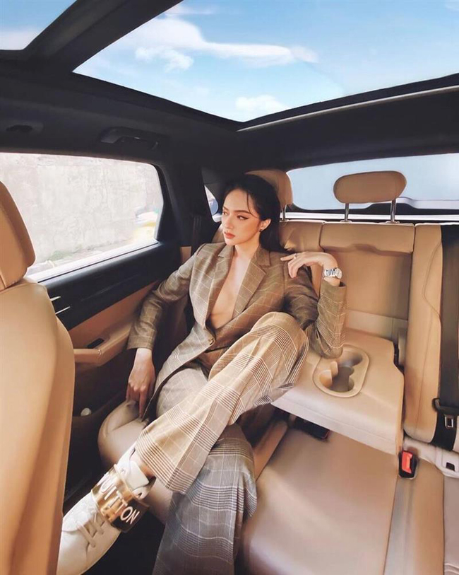 Hoa hậu Hương Giang hở cúc áo quyến rũ với set thời trang sành điệu.
