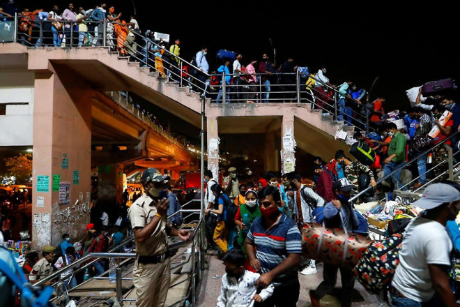 Các công nhân nhập cư đổ xô rời khỏi thủ đô New Delhi sau khi địa phương này áp đặt lệnh phong tỏa phòng dịch COVID-19 hồi tháng trước. Ảnh: QUARTZ