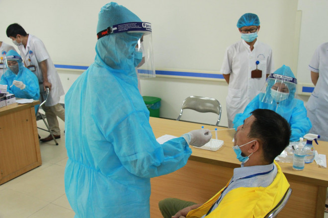 Lấy mẫu xét nghiệm SARS-CoV-2 tại Bệnh viện Hữu Nghị