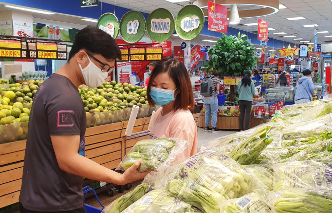 Nhiều người chọn mua sắm tại siêu thị trong thời điểm này để bảo đảm an toàn phòng dịch