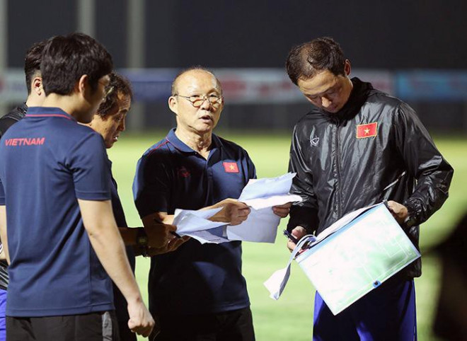 Lâu lâu ông Park lại phải "chỉnh" các trợ lý để đảm bảo bí mật thông tin đội tuyển Việt Nam trước con mắt của báo chí (ảnh Anh Tuấn)