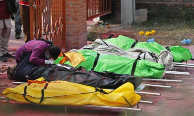 Thi thể những người đã chết vì Covid-19 tại một nghĩa trang gần Đền Pashupatinath ở Kathmandu Nepal ngày 7/5/2021.