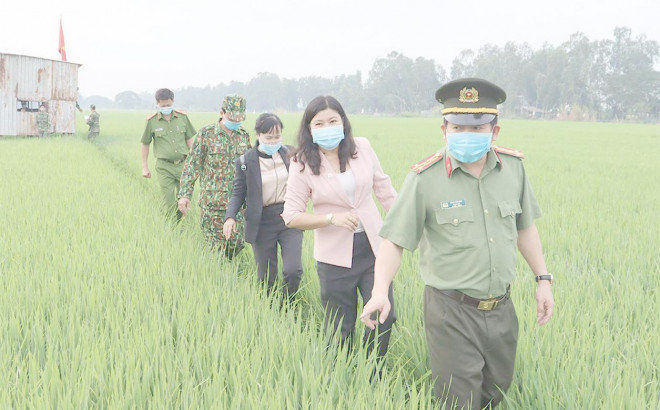 Đại tá Đinh Văn Nơi trong lần cùng đoàn công tác của tỉnh An Giang băng đồng đi thăm, tặng quà những chiến sĩ đang tham gia phòng chống dịch Covvid-19 ở tuyến đầu Tổ quốc