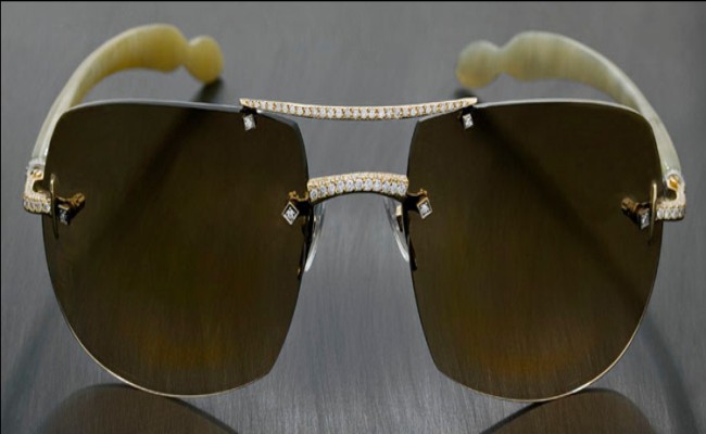 Kính râm kim cương sang trọng Luxuriator Canary Diamond Glasses được chế tác thủ công với các viên kim cương VSGF pave, hoặc micro pave đặt trong khung kim loại quý màu vàng, hồng hoặc trắng. 

