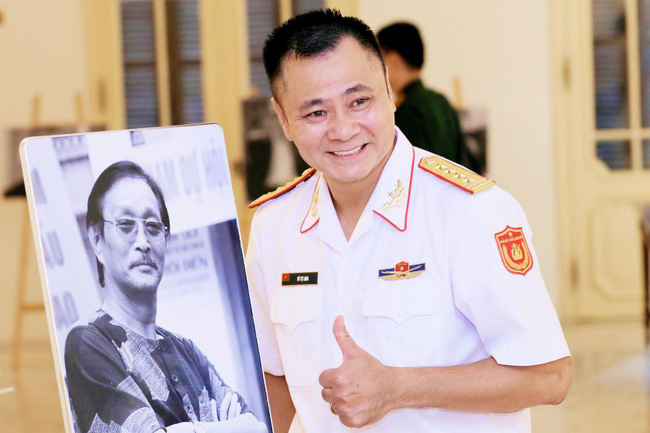 Trong dàn sao “Táo quân”, NSND Tự Long là người duy nhất đứng trong quân ngũ, với quân hàm Đại tá công tác tại Tổng cục Hậu cần trực thuộc Bộ Quốc phòng Việt Nam.
