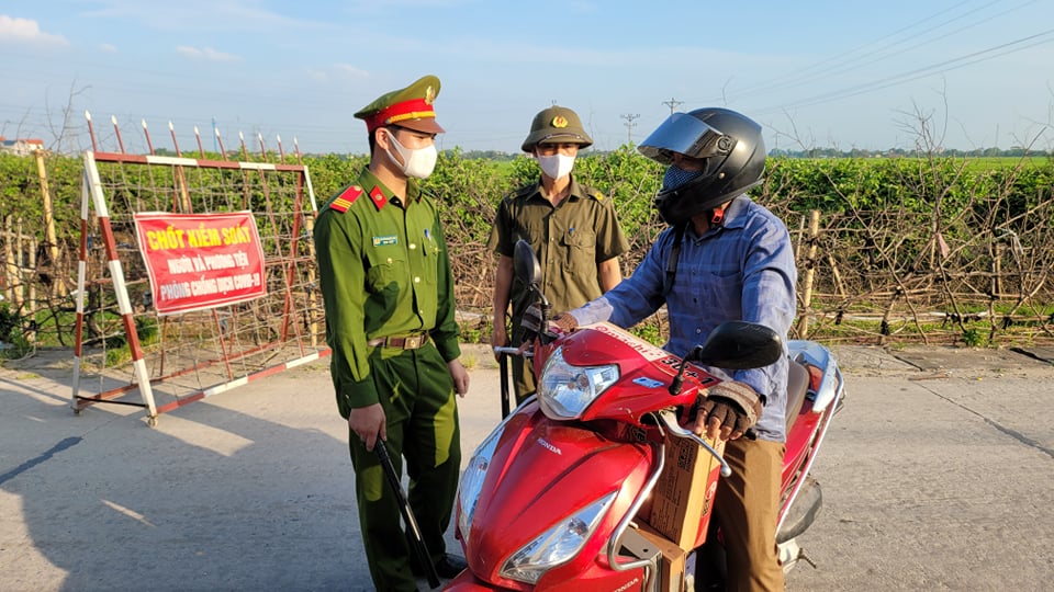 Lực lượng chức năng lập chốt kiểm soát tại xã Mão Điền, Thuận Thành (Bắc Ninh)