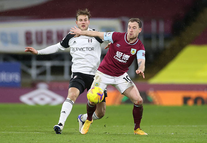 Fulham (áo trắng) và Burnley trải qua trận đấu vô cùng căng thẳng