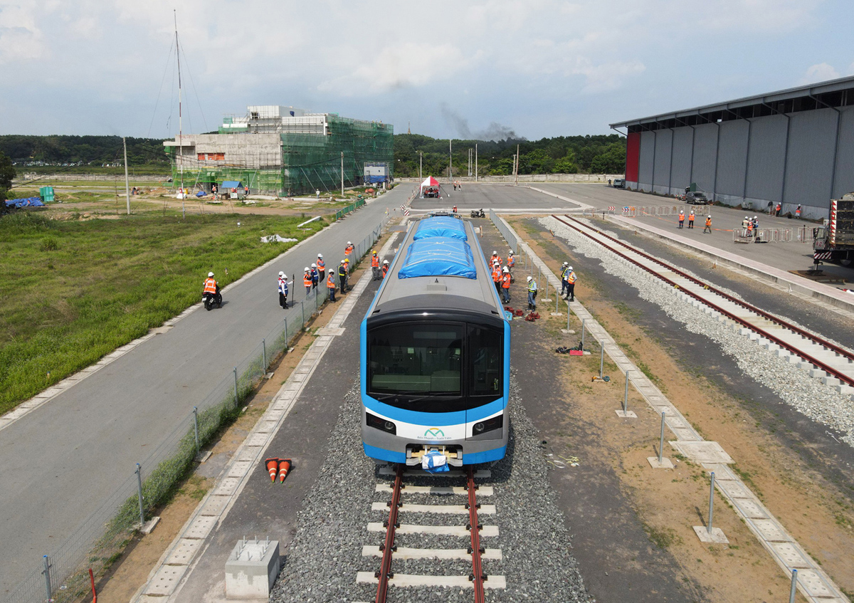 Dự kiến đến chiều cùng ngày, việc lắp đặt các toa tàu lên đường ray và các công đoạn kết nối hệ thống thông tin, điện…của đoàn tàu số 2 sẽ hoàn thành. Tiếp đến, các toa của đoàn tàu số 3 sẽ được vận chuyển từ cảng Khánh Hội tới depot Long Bình từ 0h ngày 13/5.