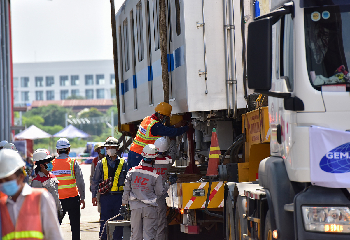 Các đơn vị nâng tải mất khá nhiều thời gian để gắn dây, móc nối vào toa trước khi tháo các giá đỡ, kích để đưa toa tàu lên.