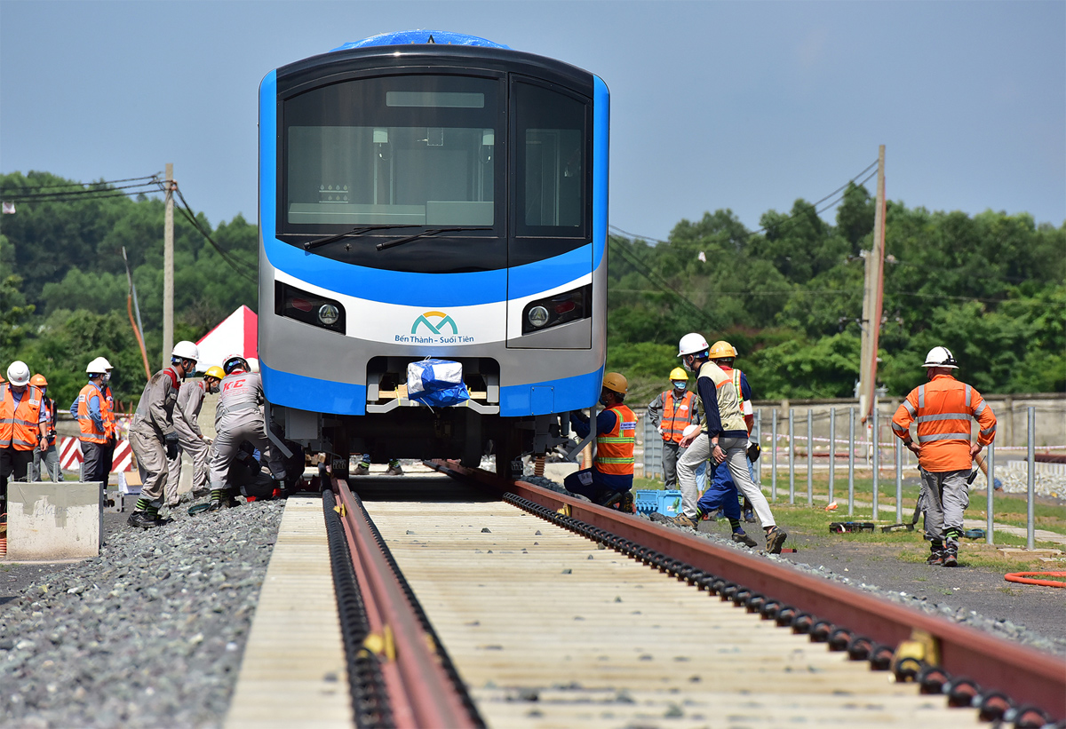 Sau khoảng hơn 10 phút, toa tàu nặng 37 tấn được các xe cẩu đặt vào đoạn đường ray T1 dài 200m trong depot một cách an toàn.