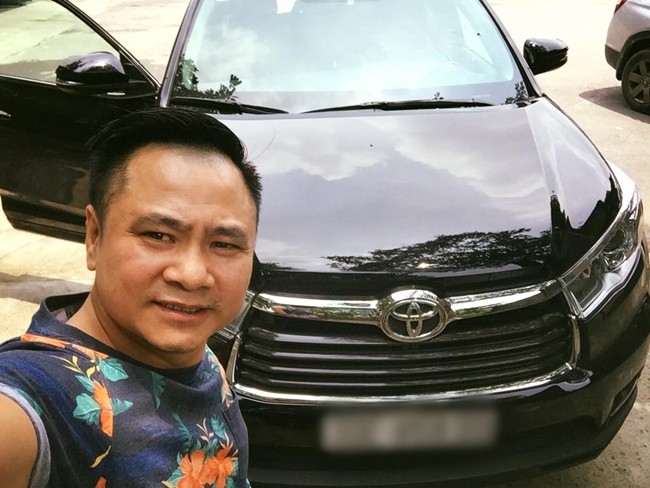 Sau nhiều năm làm nghề, NSND Tự Long cùng vợ con đang sống ở một căn hộ chung cư cao cấp ở Hà Nội với hai chiếc xe sang tiền tỷ làm phương tiện di chuyển.
