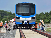 Tin tức trong ngày - Ảnh: Khoảnh khắc xe cẩu “khủng” đặt toa tàu metro 37 tấn lên đường ray