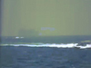 13 thuyền Iran áp sát đội tàu bảo vệ tàu ngầm hạt nhân, tàu chiến Mỹ nổ súng