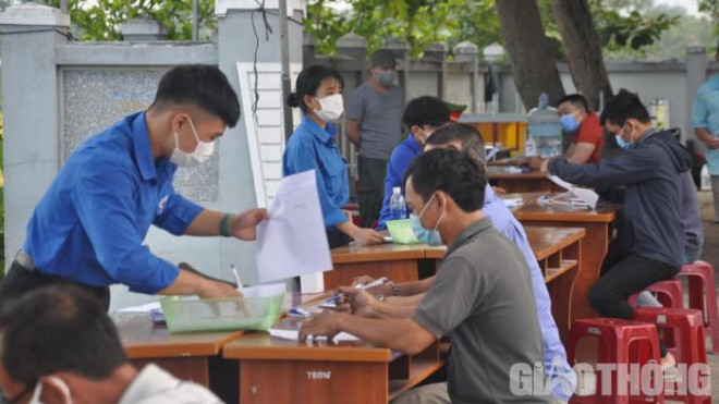 Đoàn viên thanh niên hỗ trợ người dân khai báo y tế