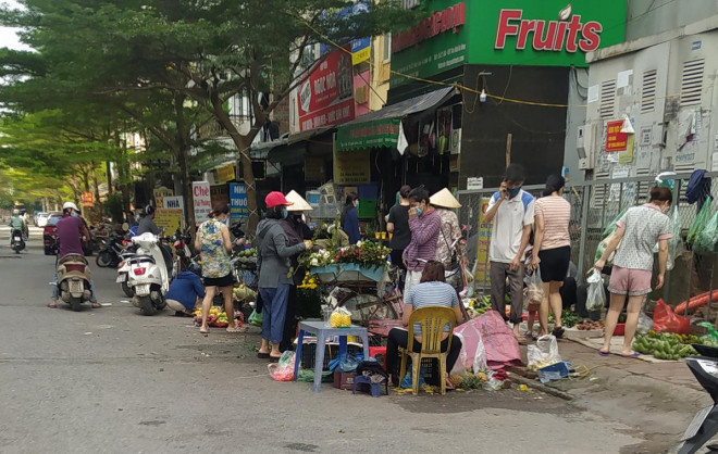 Việc các tiểu thương tụ tập họp chợ, người dân kéo đến mua bán không chỉ mất mỹ quan đô thị mà còn tiềm ẩn về nguy cơ dịch bệnh.