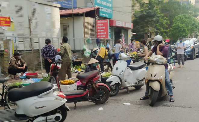 Kẻ mua, người bán nườm nượp thực hiện giao dịch ngay trên vỉa hè, lòng đường.