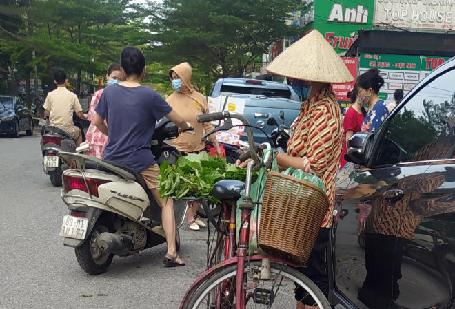 Trong KĐT Văn Khê (Hà Đông - Hà Nội), một chợ cóc đã tồn tại suốt thời gian qua mọc lên vẫn hoạt động bất chấp lệnh cấm của TP Hà Nội.