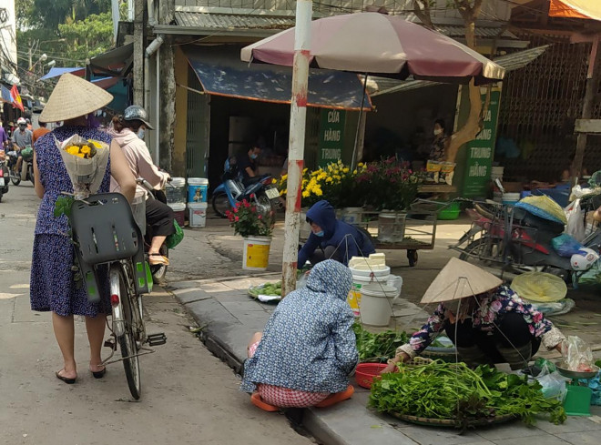 Tiểu thương bày biện hàng hóa ngay trên vỉa hè.