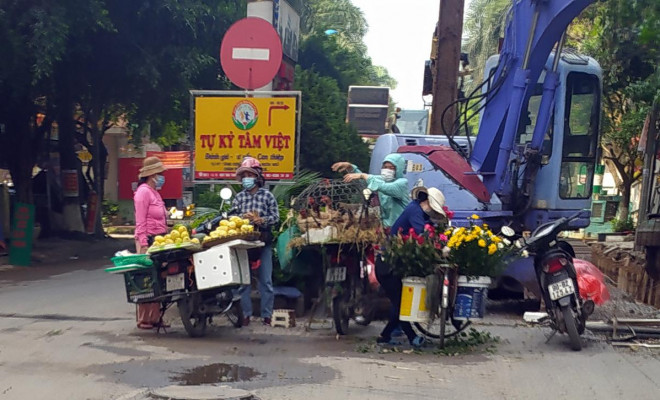 KĐT Đại Thanh (Thanh Trì - Hà Nội) dù đang có ca mắc COVID-19 và được lực lượng chức năng phong tỏa từ ngày 11/5 nhưng tại đây nhiều tiểu thương buôn bán gia cầm, trái cây, hoa tươi... vẫn hoạt động trong khu vực.