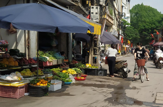 Các quầy hàng bày biện tràn ra vỉa hè.