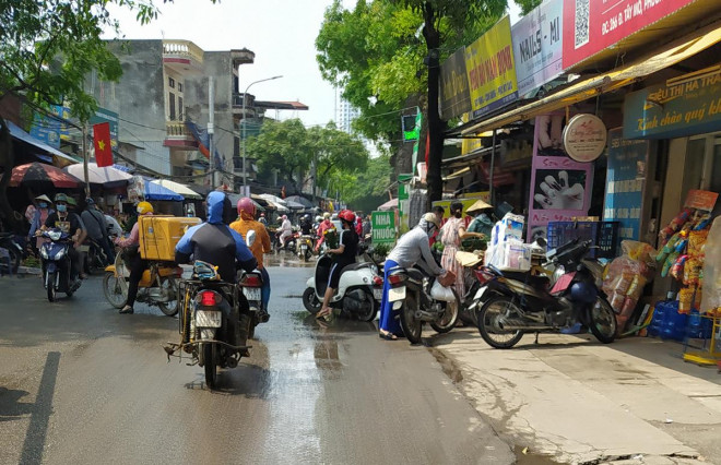 Dù chợ Tây Mỗ nằm cạnh nhưng tiểu thương và người dân không di chuyển vào bên trong.