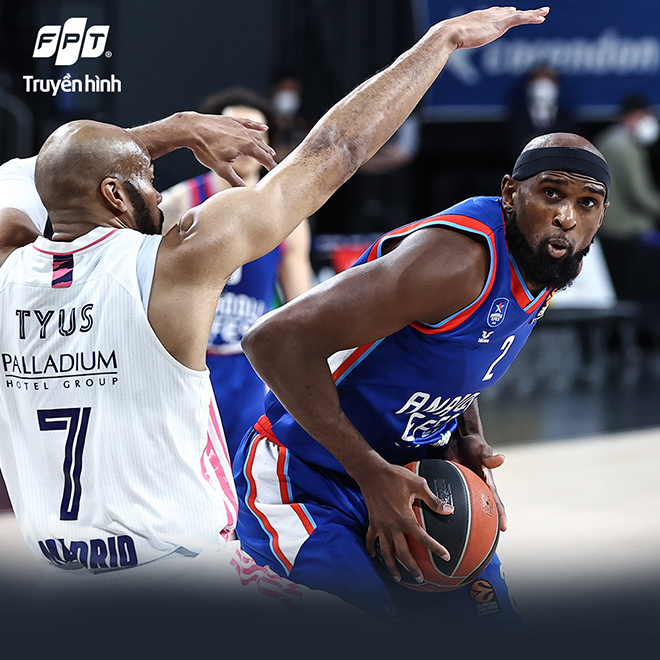 Real Madrid (áo trắng) thực sự đã để thua quá đáng tiếc trước Anadolu Efes Istanbul