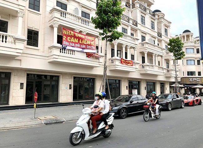 Tại các tuyến phố mới, nhiều dãy shophouse chung cảnh "cửa đóng then cài"