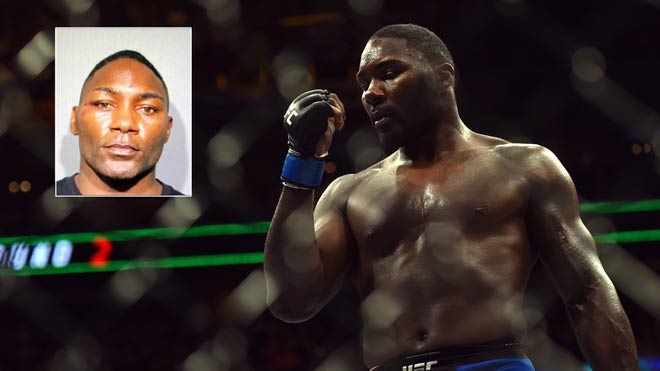 Anthony Johnson vừa bị bắt vì tội mạo danh và sử dụng trái phép thẻ tín dụng bị đánh cắp để trục lợi bất chính