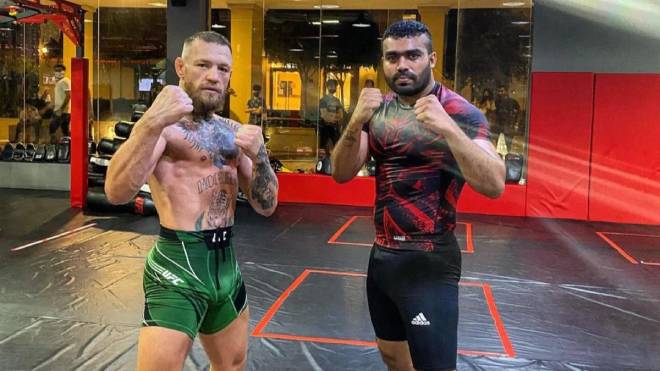 McGregor và nhà vô địch MMA Ấn Độ,&nbsp;Ramston Rodrigues