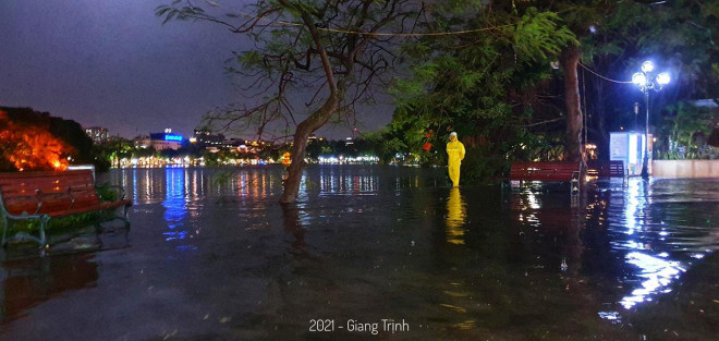 Nước ngập tràn bờ hồ Gươm