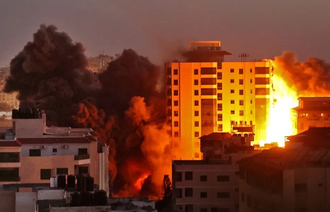 Tòa nhà bốc cháy dữ dội sau đợt không kích của Israel.
