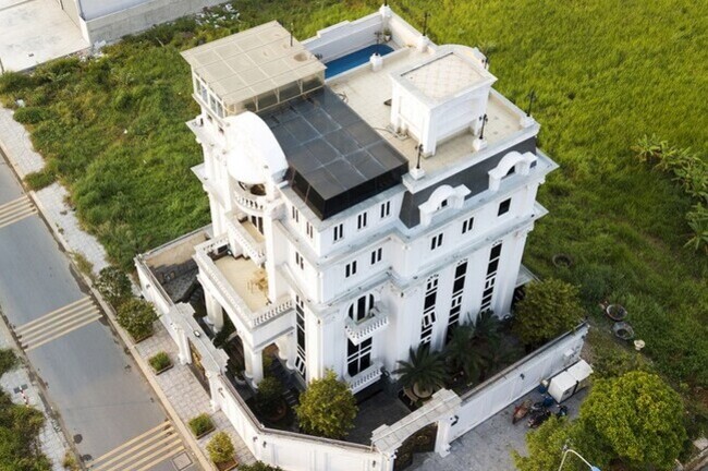 Mới đây, "nữ đại gia" showbiz Việt vừa công bố ngôi biệt thự mới nhất của mình có 4 tầng, được phủ trắng toàn bộ và xây dựng theo phong cách hiện đại, sang trọng như cung điện.

