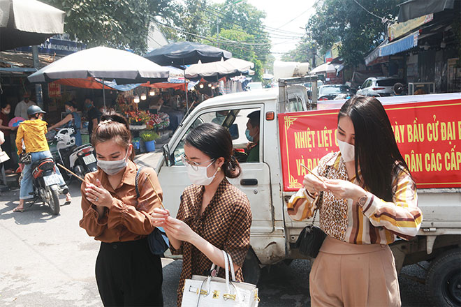 Khoảng 10h sáng, lực lượng công an phường Quảng An có mặt, yêu cầu người dân không được tụ tập trước cổng Phủ