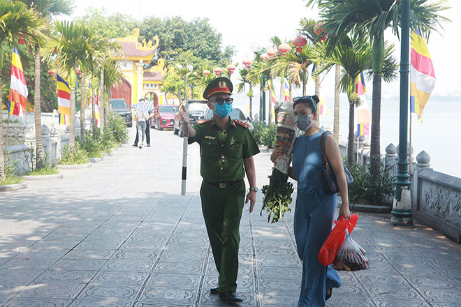 Tại chùa Trấn Quốc, lực lượng chức năng luôn có mặt, lập hàng rào sắt ngăn người dân vào bên trong lễ