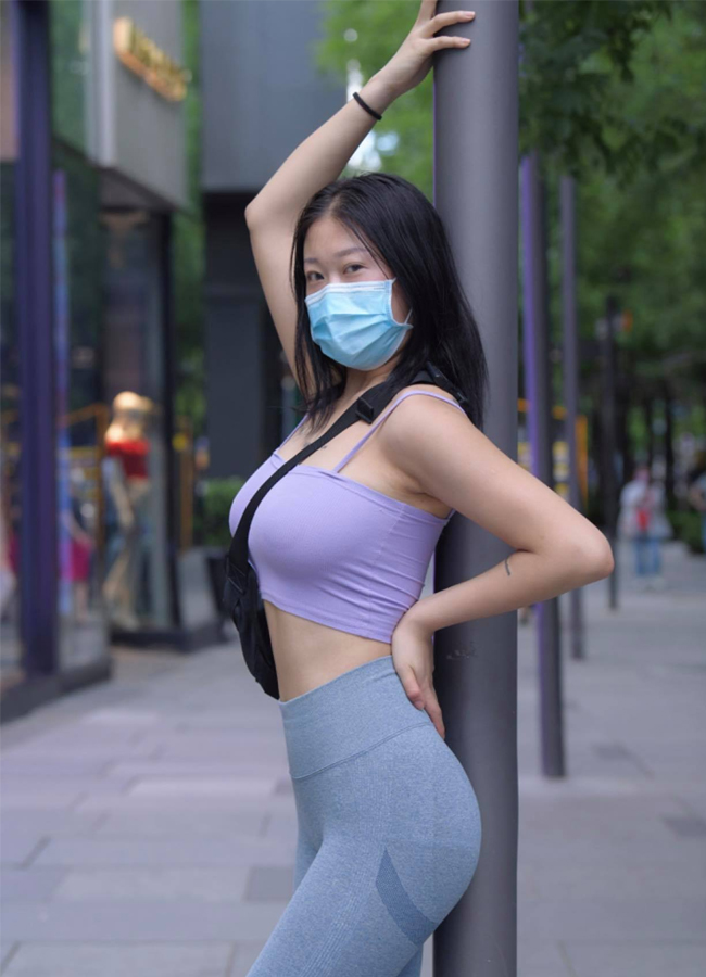 Ngược lại, tại Trung Quốc, quần tập là trang phục yêu thích của mọi cô gái nhưng đến giờ vẫn có một bộ phận những người khó tính không chấp nhận chúng như trang phục dạo phố thường nhật.
