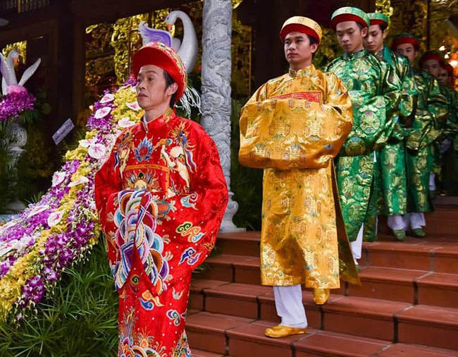 Mỗi năm vào ngày Giỗ Tổ ngành sân khấu, các nghệ sĩ quy tụ về đền thờ Tổ của Hoài Linh để thực hiện các nghi lễ, kính dâng Tổ nghiệp. 
